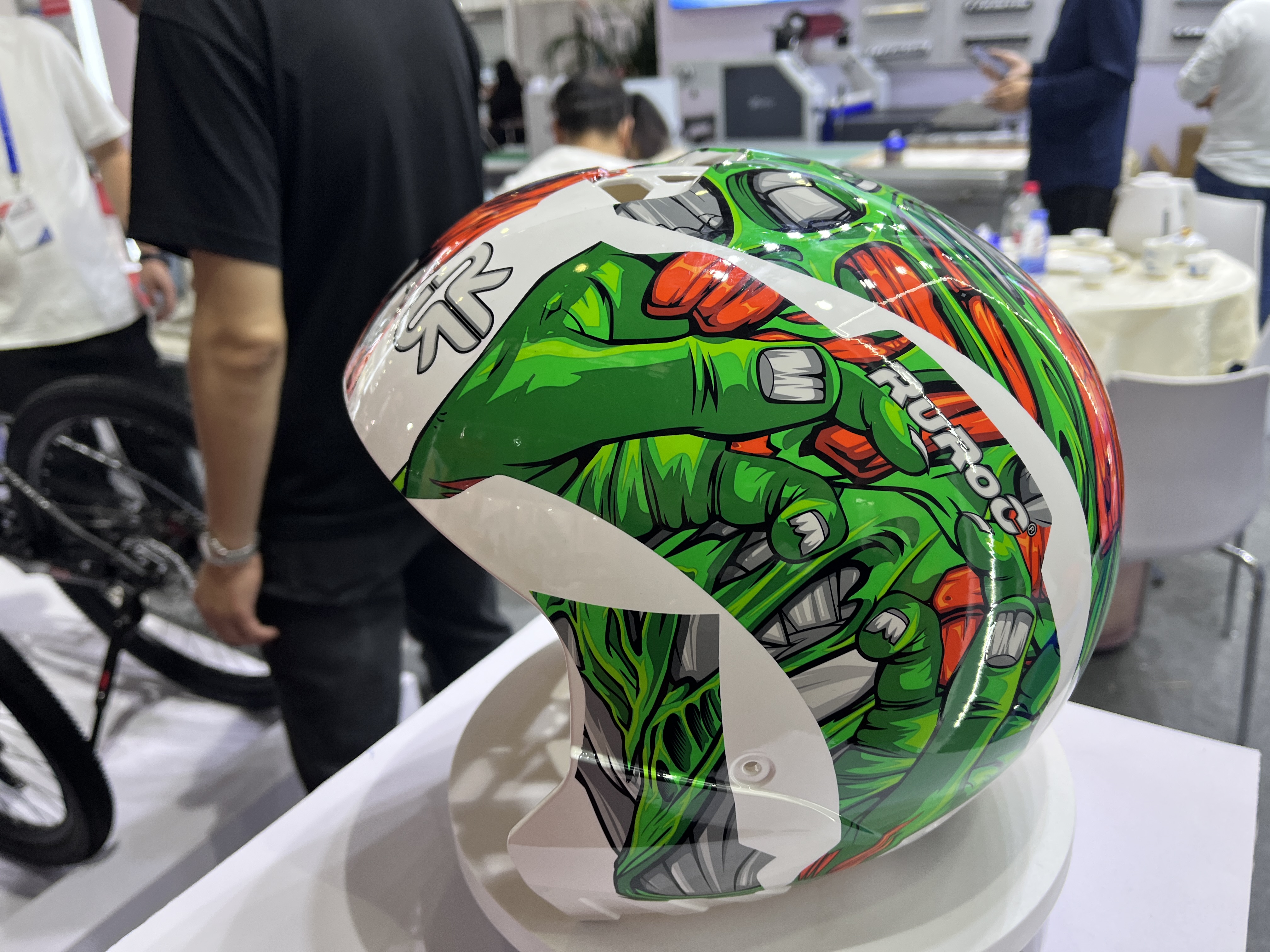 ヘルメットに使用されるインク